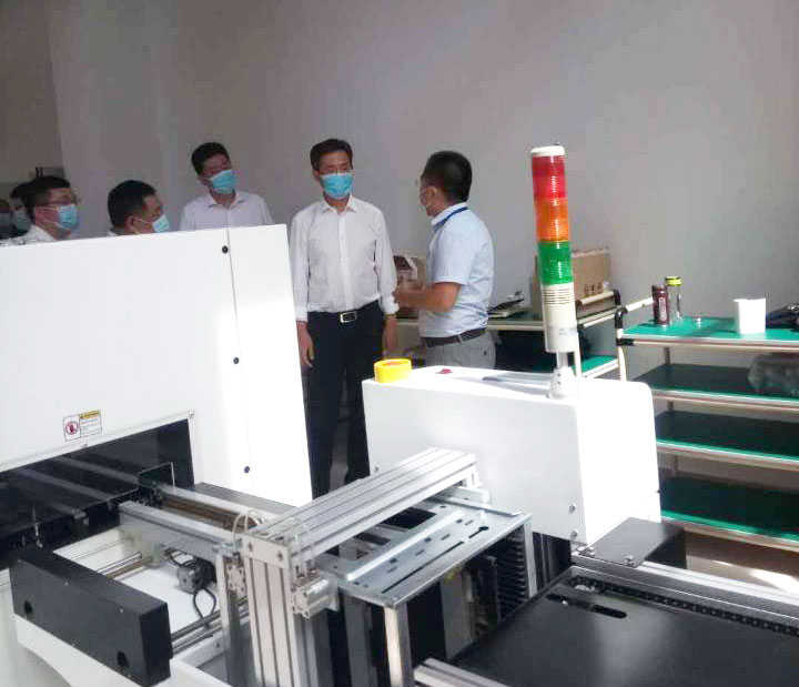 高碑店市委書記侯曉平，市長邱強(qiáng)一行，蒞臨光潤通科研生產(chǎn)基地(圖4)